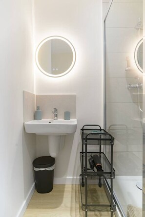 Hair dryer, towels, soap, shampoo - Le 4B - Designer air-conditioned apartment in the city center (Vichy)