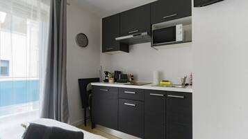 Réfrigérateur, micro-ondes, cafetière/bouilloire, grille-pain