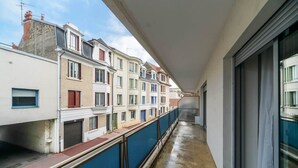 A narrow balcony with a view of adjacent buildings. - Le 4B - Designer air-conditioned apartment in the city center (Vichy)