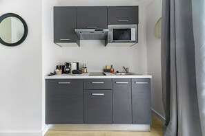 Refrigerador, microondas, parrilla de estufa y cafetera y tetera 