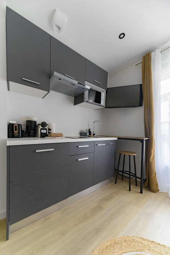 Réfrigérateur, four à micro-ondes, surface de cuisson, cafetière-théière