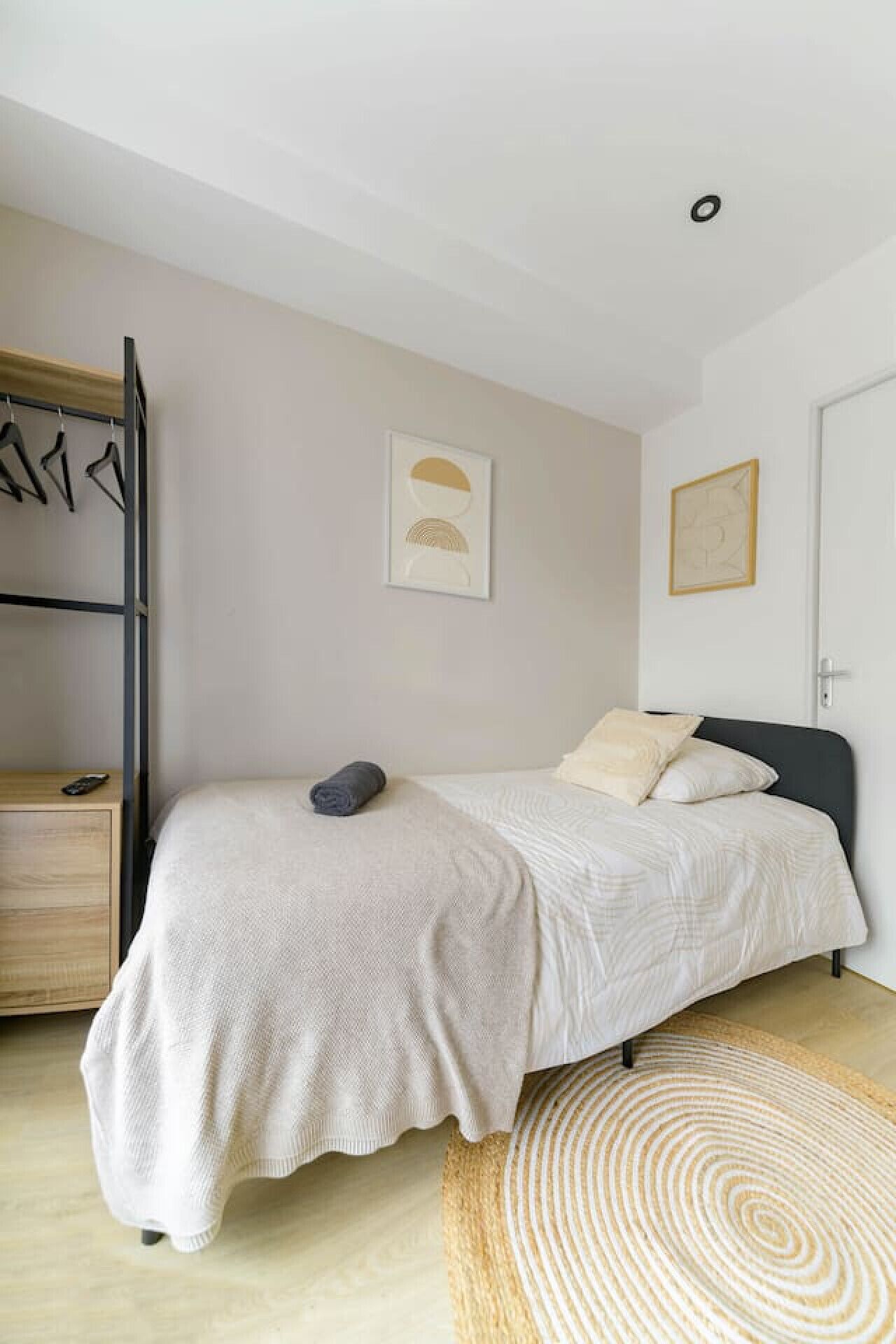 1 slaapkamer, een strijkplank/strijkijzer, gratis wifi, beddengoed