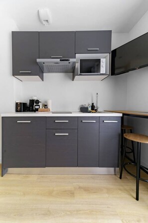 Fridge, microwave, stovetop, coffee/tea maker - Le 2A - Designer air-conditioned apartment in the city center (Vichy)