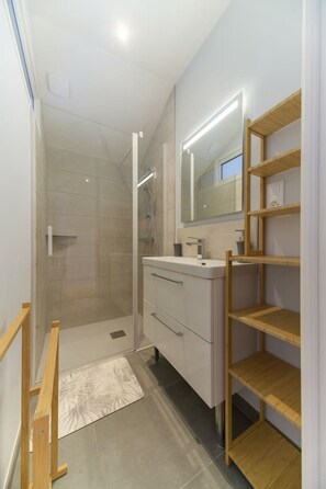 Hair dryer, towels, soap, shampoo - Le Grand Penaud - Large air-conditioned designer duplex apartment (Saulcet)