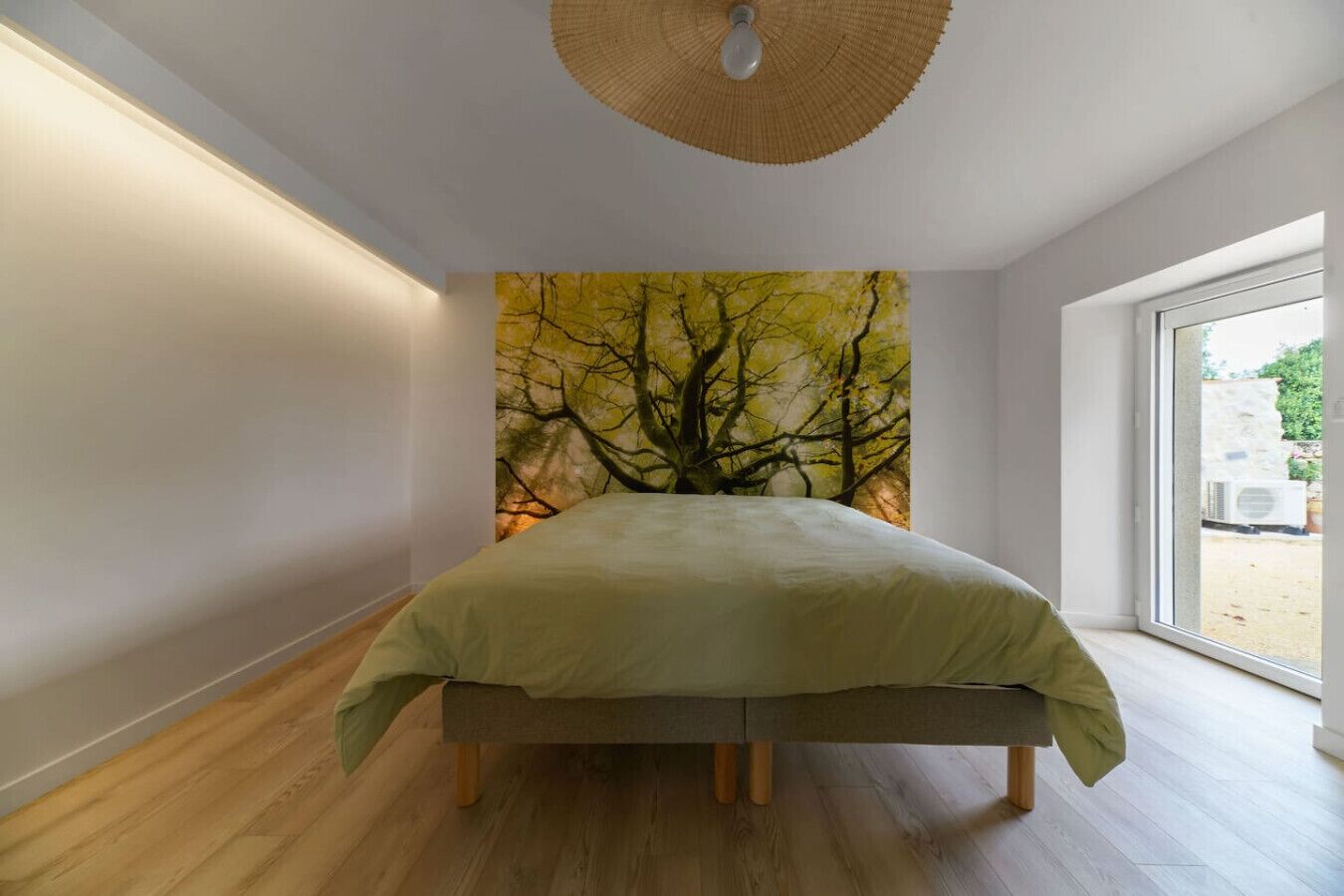 3 habitaciones, escritorio y tabla de planchar con plancha 