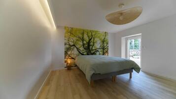 3 bedrooms, desk, iron/ironing board, travel crib