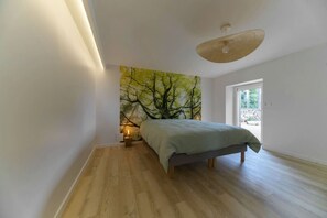 3 chambres, bureau, fer et planche à repasser, lit parapluie