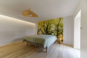 3 slaapkamers, een bureau, een strijkplank/strijkijzer, reisbedje