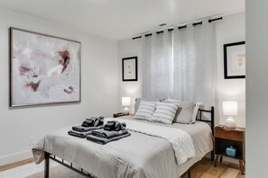 2 habitaciones, escritorio, tabla de planchar con plancha y wifi gratis 