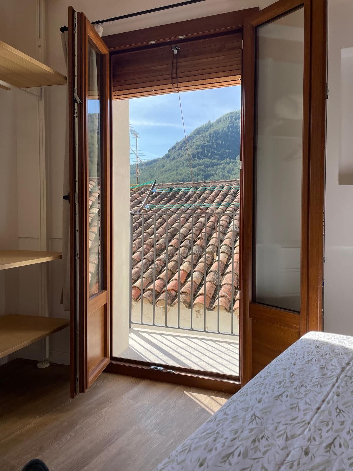 3 habitaciones, tabla de planchar con plancha, wifi y ropa de cama 