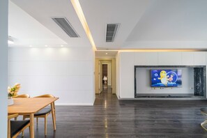 Superior Apartment, 3 Bedrooms, City View | Living room | Smart TV - Tyms Luxury 3BR 2BA APT Garden (Shanghai)