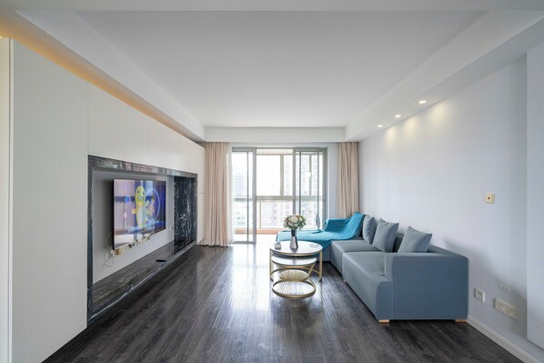 Superior Apartment, 3 Bedrooms, City View | Living room | Smart TV