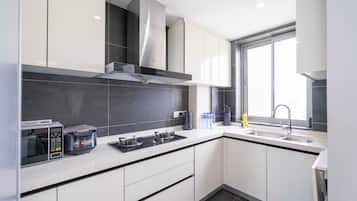 Superior Apartment, 3 Bedrooms, City View | Private kitchen