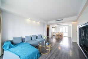 Superior Apartment, 3 Bedrooms, City View | Living room | Smart TV - Tyms Luxury 3BR 2BA APT Garden (Shanghai)