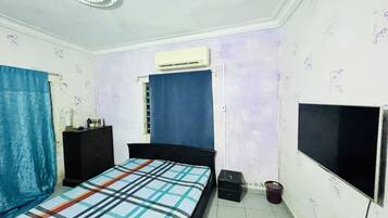 Family Double Room | Blackout curtains, iron/ironing board, free WiFi