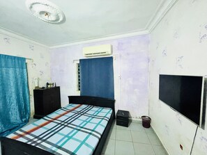 ستائر تعتيم ومكواة/لوح كي وواي فاي مجانًا