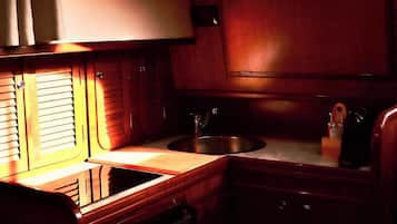 雪櫃、微波爐、咖啡機/沖茶器、廚房用具/餐具/器皿