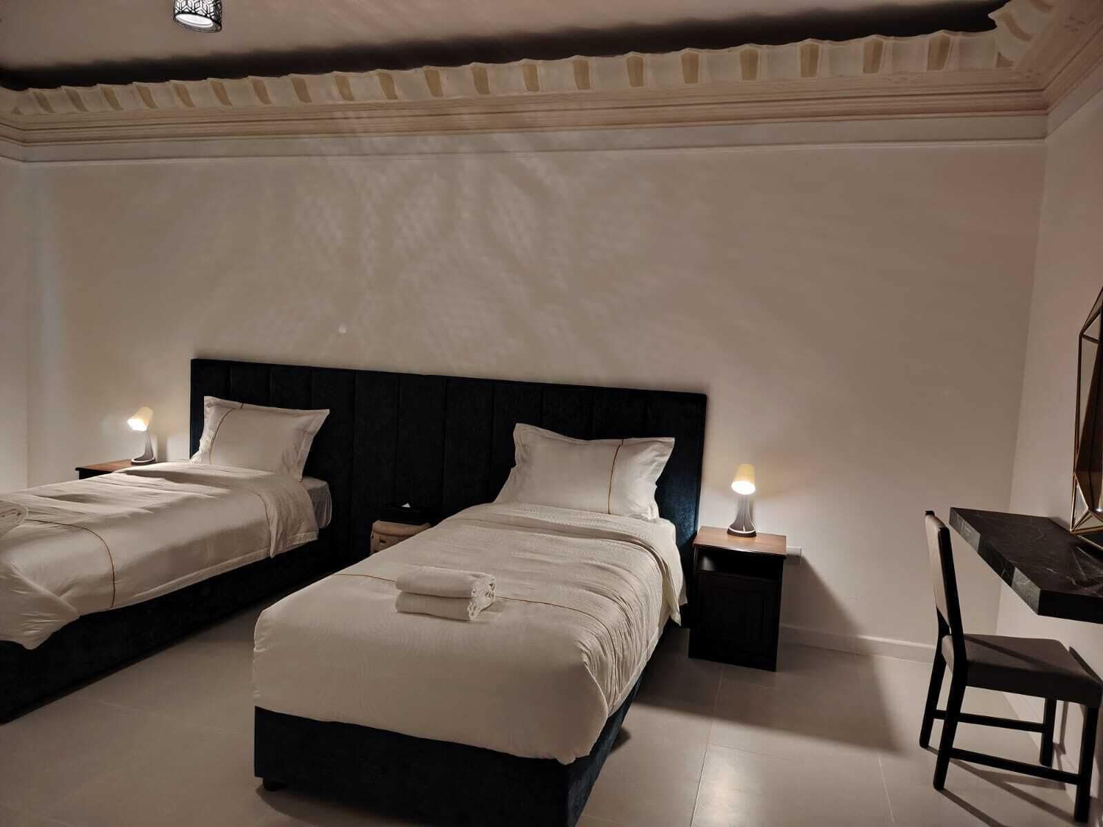 Dobbeltværelse med dobbeltseng eller 2 enkeltsenge | Premium-sengetøj, strygejern/strygebræt, gratis Wi-Fi, sengetøj