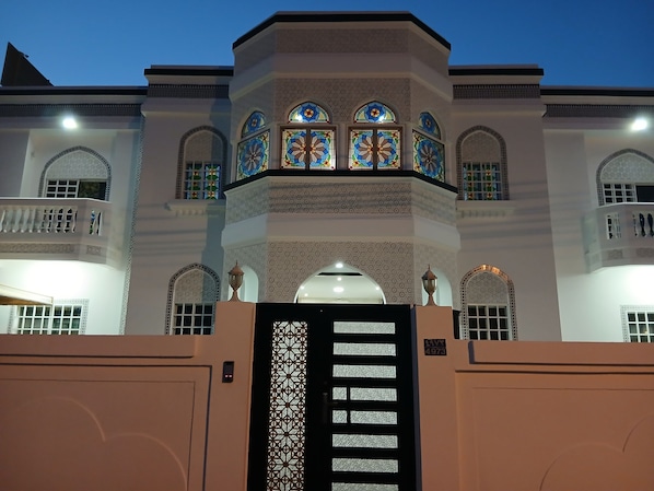 Voorkant accommodatie - avond/nacht