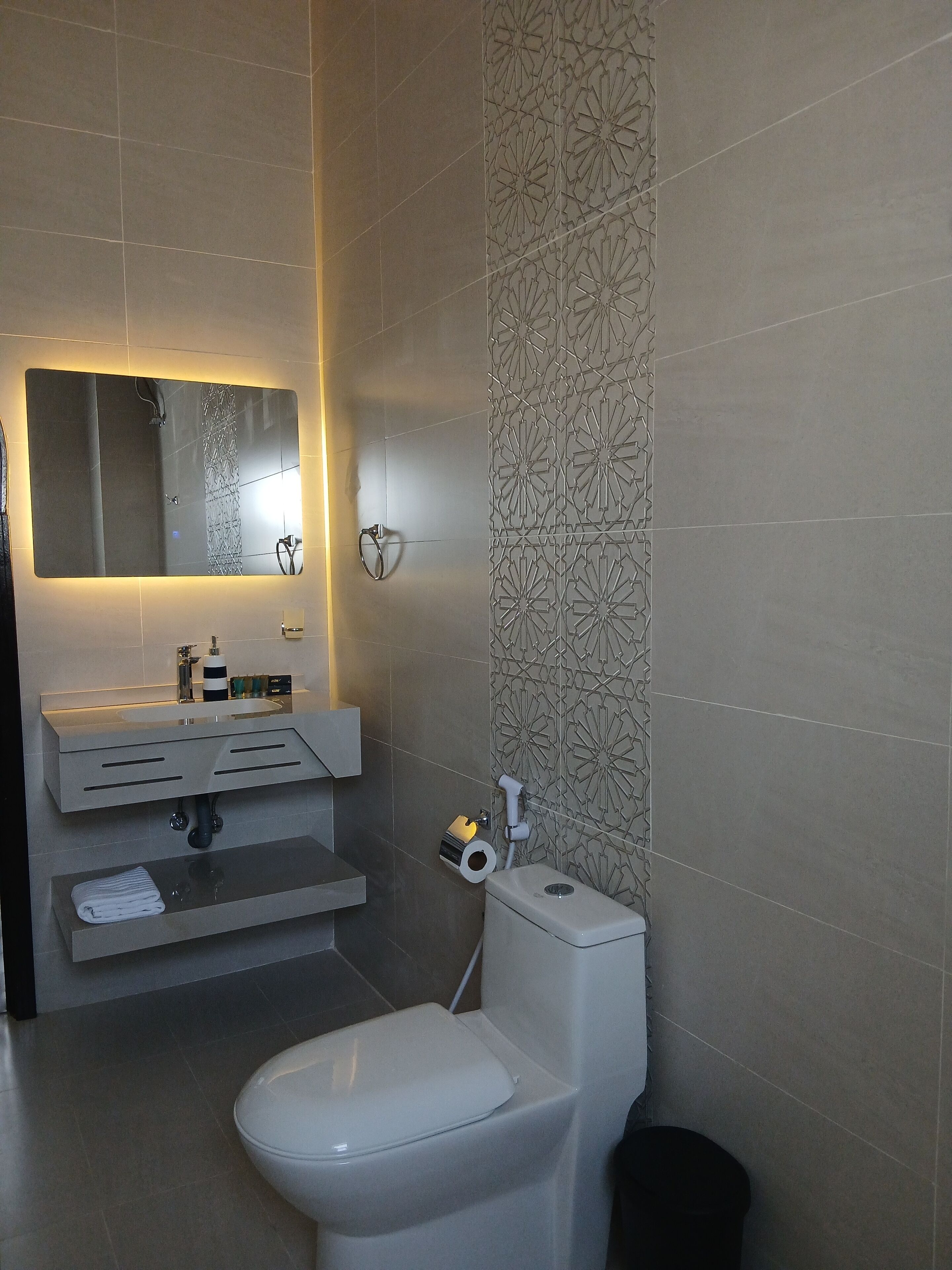 Dobbeltværelse med dobbeltseng eller 2 enkeltsenge | Håndvask på badeværelset