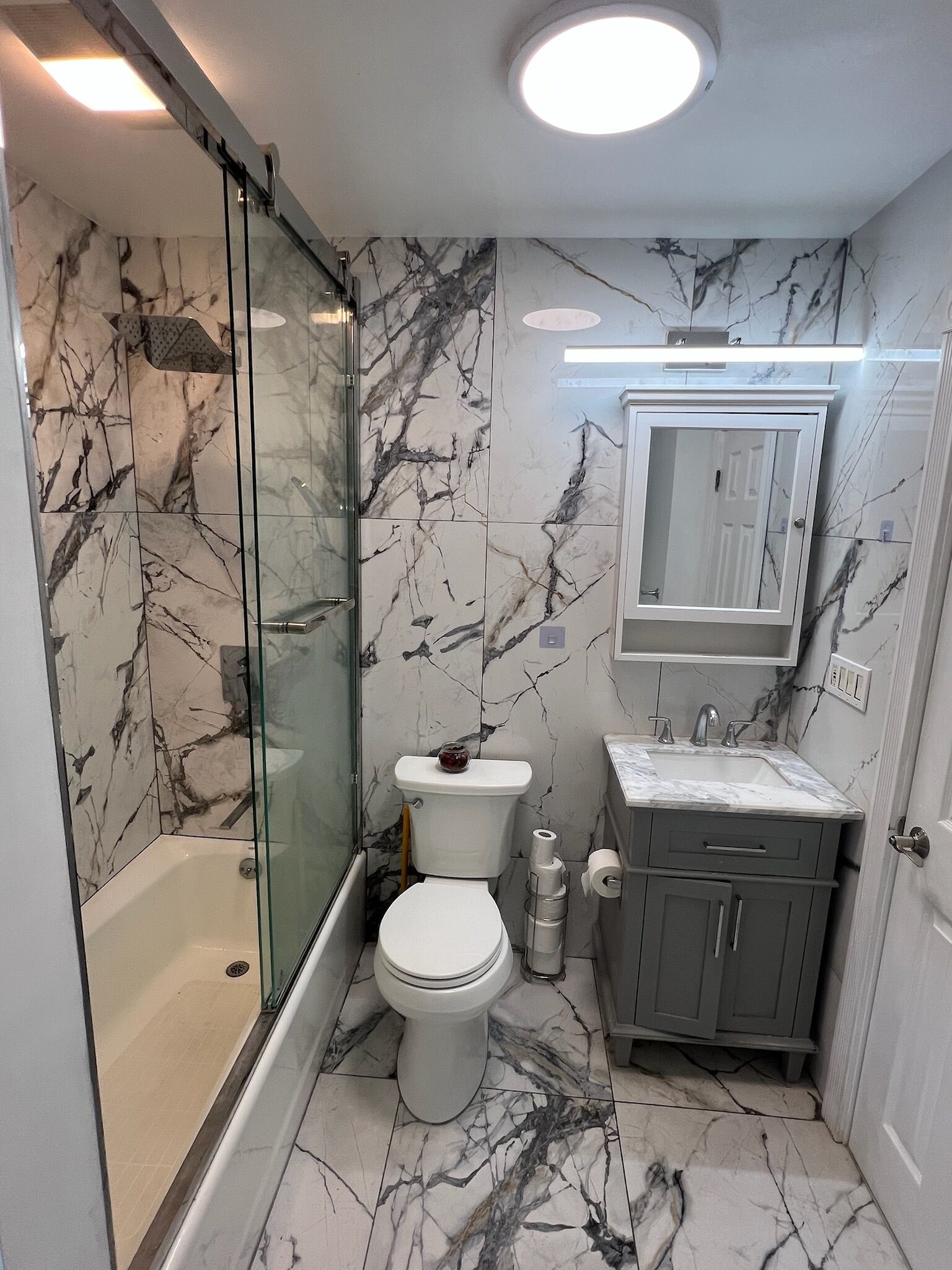 Haartrockner, Handtücher, Seife, Toilettenpapier