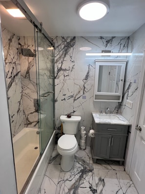 Haartrockner, Handtücher, Seife, Toilettenpapier