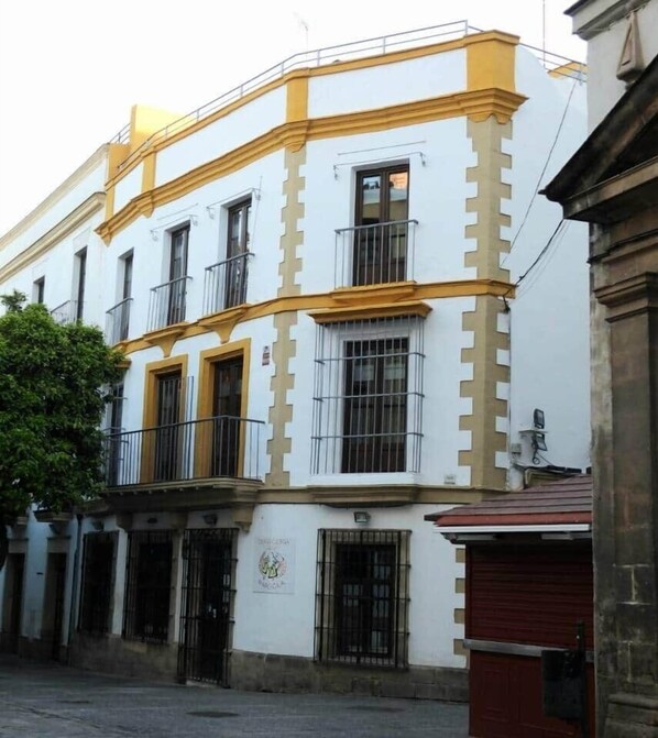 A multi-story building with a white facade and yellow trim. - Apartment 2 a (Jerez de la Frontera)