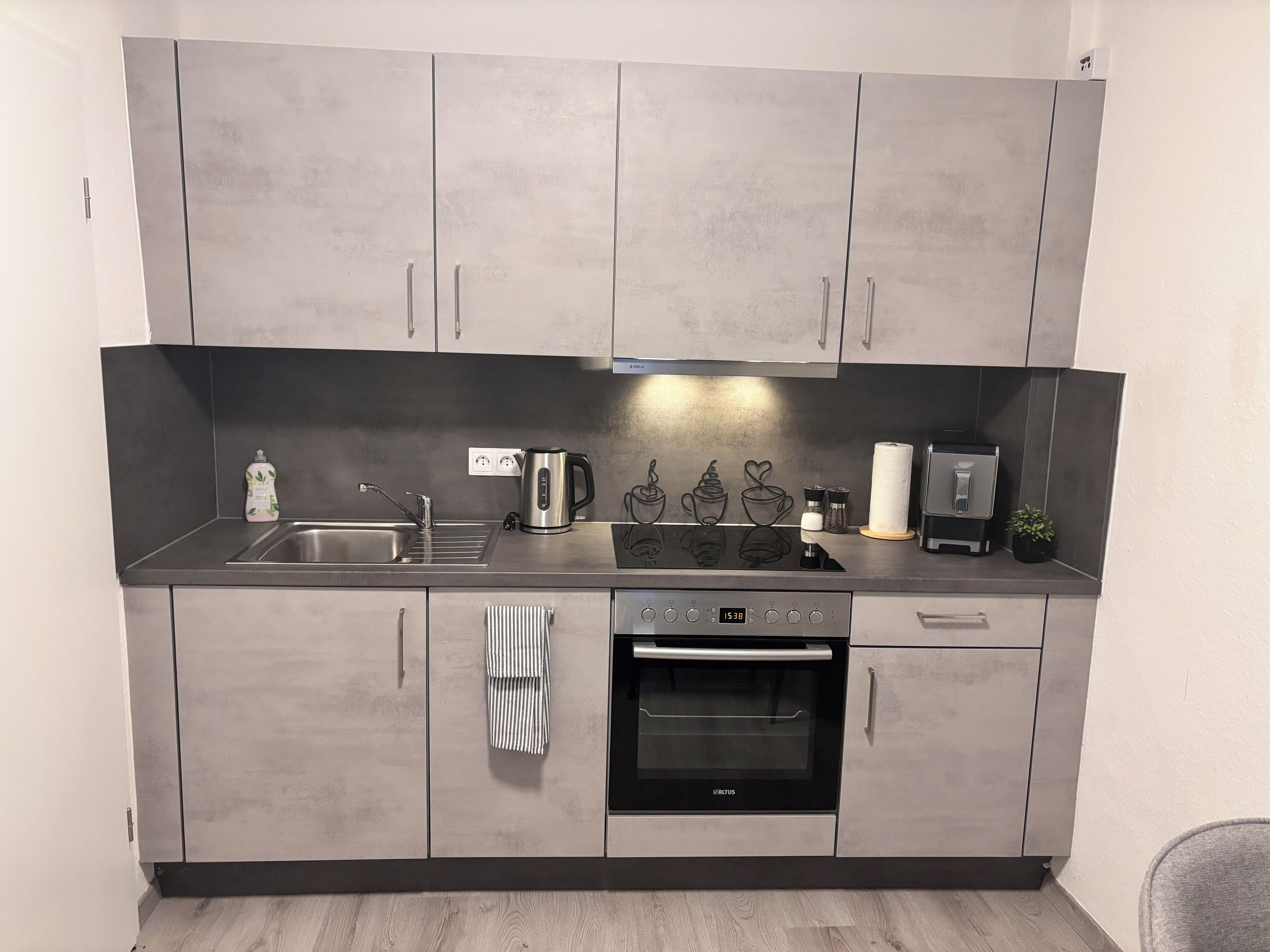 Mikroaaltouuni, uuni, liesi, astianpesukone