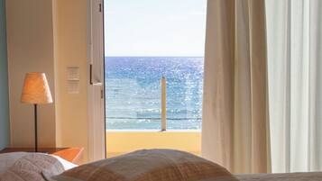 Een strijkplank/strijkijzer, wifi, beddengoed