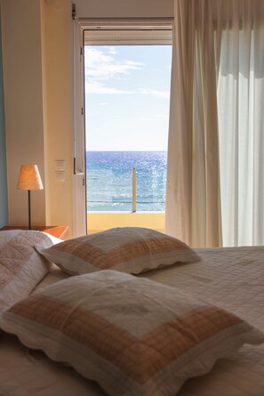 Een strijkplank/strijkijzer, wifi, beddengoed