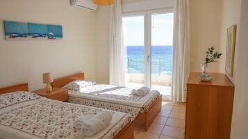 Tabla de planchar con plancha, wifi y ropa de cama