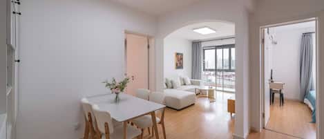 Leilighet – superior, 2 soverom, byutsikt | Oppholdsrom | Smart-TV