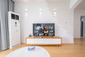 Superior Apartment, 2 Bedrooms, City View | Living room | Smart TV