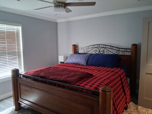 1 bedroom, WiFi, bed sheets - This charming one-bedroom home in Bay St Louis. (Bay St. Louis)