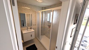 Dusche, Haartrockner, HandtĂŒcher, Seife