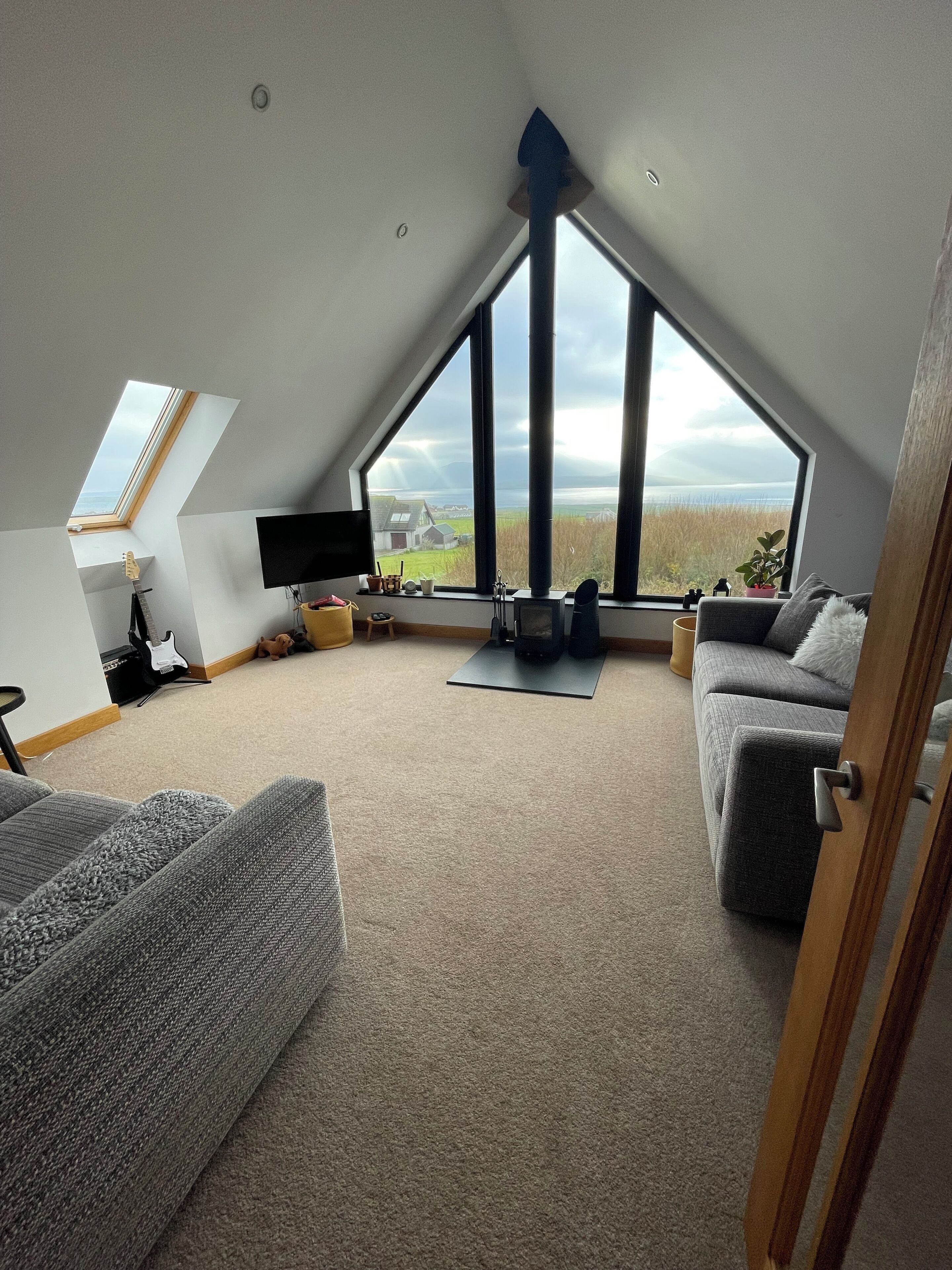 Televisión y chimenea 