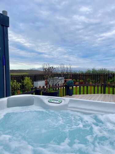 Switha- 3 bed home in Orkney, Scotland with hot tub and outstanding sea views