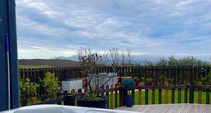 Switha- 3 bed home in Orkney, Scotland with hot tub and outstanding sea views