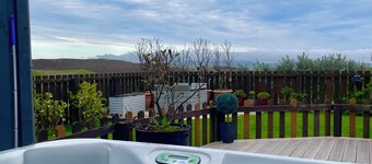 Switha- 3 bed home in Orkney, Scotland with hot tub and outstanding sea views