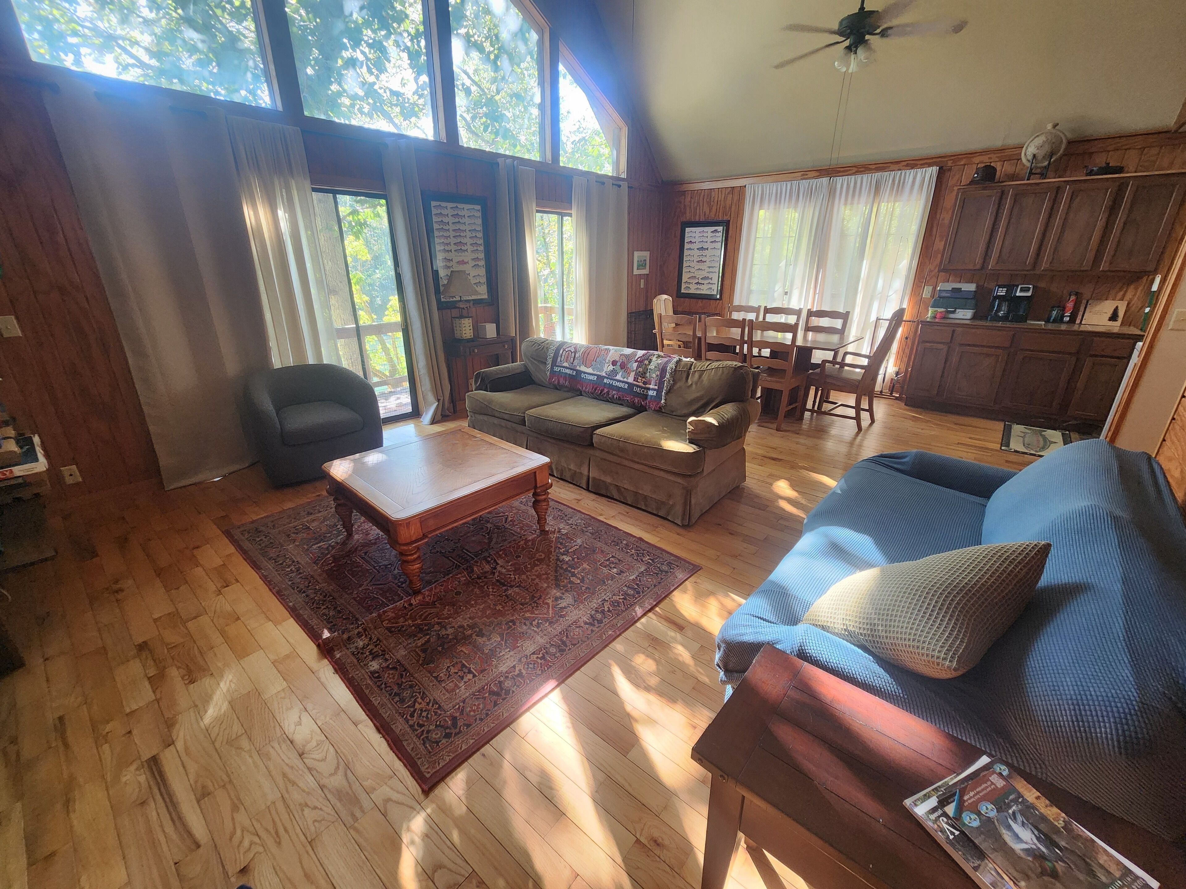 تلفزيون ذكي، مدفأة، كُتُب