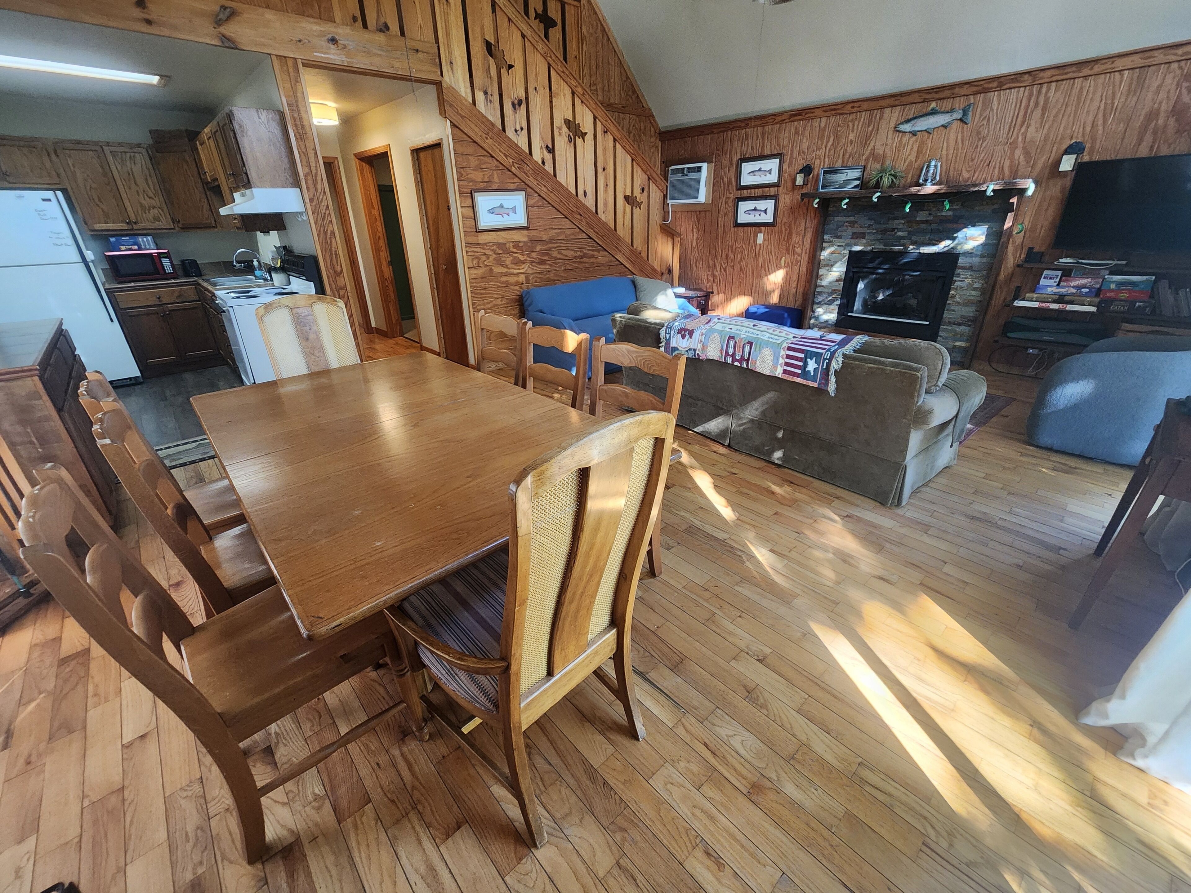 智能電視、壁爐、書籍