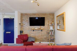 TV - Homely 1BD Flat by the River Thames Shadwell (Greater London)
