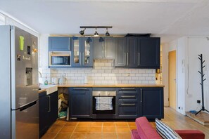 Een koelkast, een microgolfoven, een oven, een kookplaat