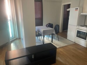 Apartment, 1 Bedroom | Dining room