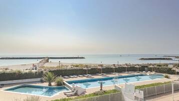 Alberca al aire libre por temporada y sombrillas en la alberca