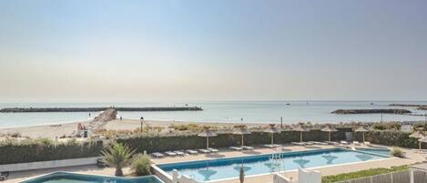 Piscine extérieure (ouverte en saison), parasols de plage