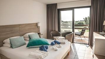 Una cassaforte in camera, tende oscuranti, ferro/asse da stiro