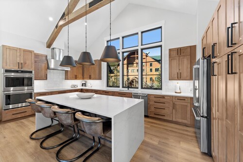 Luxury Mountain Retreat - Private Hot Tub and Walk to Lifts
