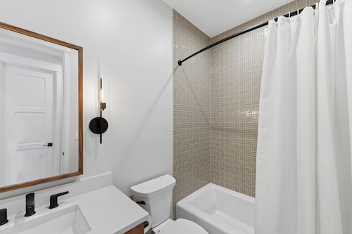 Luxury Mountain Retreat - Private Hot Tub and Walk to Lifts