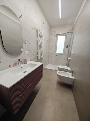 Douche, sèche-cheveux, bidet, serviettes fournies